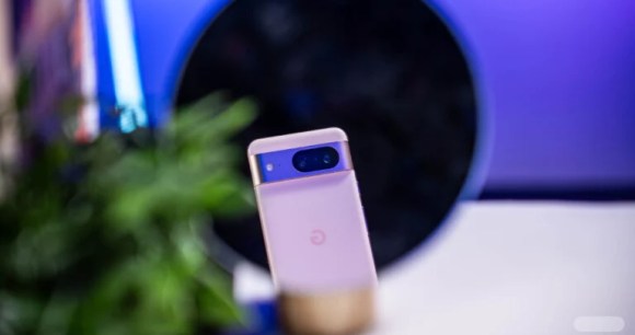 Le Google Pixel 8 // Source : Chloé Pertuis pour Frandroid