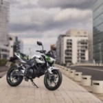 On a essayé la Kawasaki Z e-1, la première moto électrique du géant japonais au très bon rapport qualité / prix