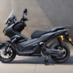 Ce scooter électrique au look crossover peut faire très mal au BMW CE 04 grâce à son prix attractif