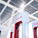 Un plein d’essence gratuit ? Non, une charge électrique offerte par Tesla