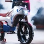 Derrière son look rétro-futuriste, cette « moto électrique » cache un accessoire pas comme les autres