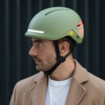 Ce joli casque vélo intègre des clignotants et un capteur de chute… à un prix qui fait tiquer