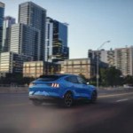 La Ford Mustang Mach-e électrique coûte désormais moins cher que la Mustang essence, mais attention à la comparaison