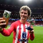 « C’est quoi ce téléphone de fou on dirait il l’a acheté chez Nature et découverte » : voici le smartphone qu’Antoine Griezmann tenait en main