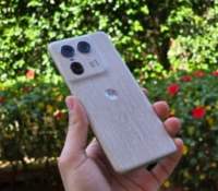 Motorola Edge 50 Ultra dans sa finition en bois // Source : Frandroid