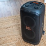 Test de la JBL PartyBox Stage 320 : une enceinte de soirée aux performances impressionnantes