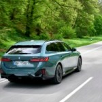 On a essayé la BMW i5 Touring, une voiture électrique qui veut ringardiser les SUV