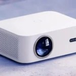 Ce vidéoprojecteur compact FHD est petit, comme son prix, qui ne dépasse pas les 100 €