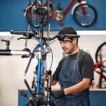 « Quand tu rentres chez Decathlon, c’est 1400 euros par mois » : technicien vélo, ce métier « trop peu valorisé »