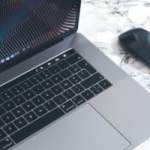 Un MacBook Pro 15 avec TouchBar, pour illustration // Source : Anthony Choren - Unsplash