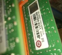 L’autocollant « Warranty void if Removed » sur une barrette de RAM // Source : PXhere