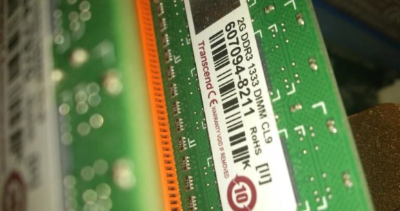 L’autocollant « Warranty void if Removed » sur une barrette de RAM // Source : PXhere