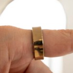 La Samsung Galaxy Ring en version dorée brillante // Source : Geoffroy Husson - Frandroid