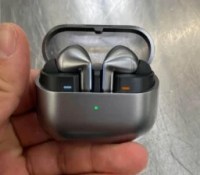 Etui Samsung Galaxy Buds 3 Pro // Source : AlexPaulBennett