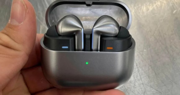 Etui Samsung Galaxy Buds 3 Pro // Source : AlexPaulBennett