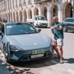 17 000 km de la Chine à Paris en voiture électrique : Daniel nous raconte son incroyable aventure avec sa Xiaomi SU7