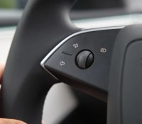 Du scotch double-face les volants des nouvelles Tesla pour aider les élèves d’auto-école, un mobile pas comme les autres et l’abonnement DAZN à moitié prix – L’actu tech de la semaine