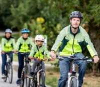 Abordable et visible à 300 mètres par les voitures : cette nouvelle veste vélo veut être votre ange gardien de nuit