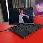 Un écran qui vous suit n’importe où : ce PC portable intègre une surprenante charnière motorisée