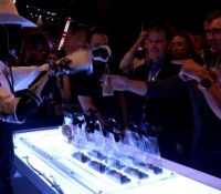 Le robot Optimus servant de la bière aux invités // Source : Tesla