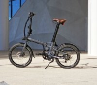 On a testé le vélo électrique Decathlon qui se déplie en 1 seconde : mission (presque) réussie