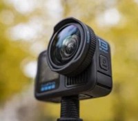 La GoPro Hero 13 Black et son objectif macro // Source : Chloé Pertuis – Frandroid