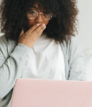 Femme choquée devant son ordinateur