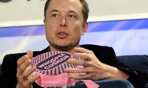 Montage d'Elon Musk avec un coussin péteur // Source : Flickr/JD Lasica