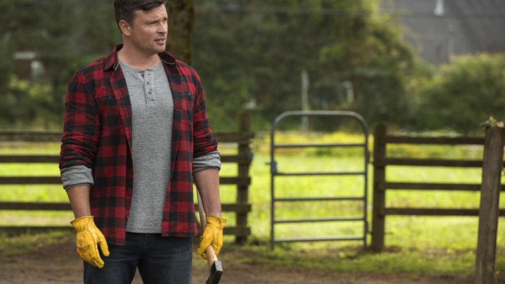 Tom Welling reprend son rôle de Clark Kent dans cet épisode, mais avec quelques années en plus. // Source : The CW