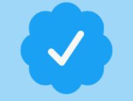 Le badge certifié sur Twitter // Source : Twitter/montage Numerama