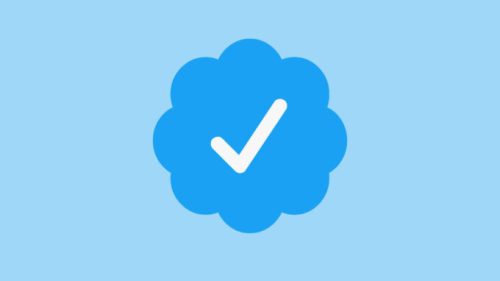 Le badge certifié sur Twitter // Source : Twitter/montage Numerama