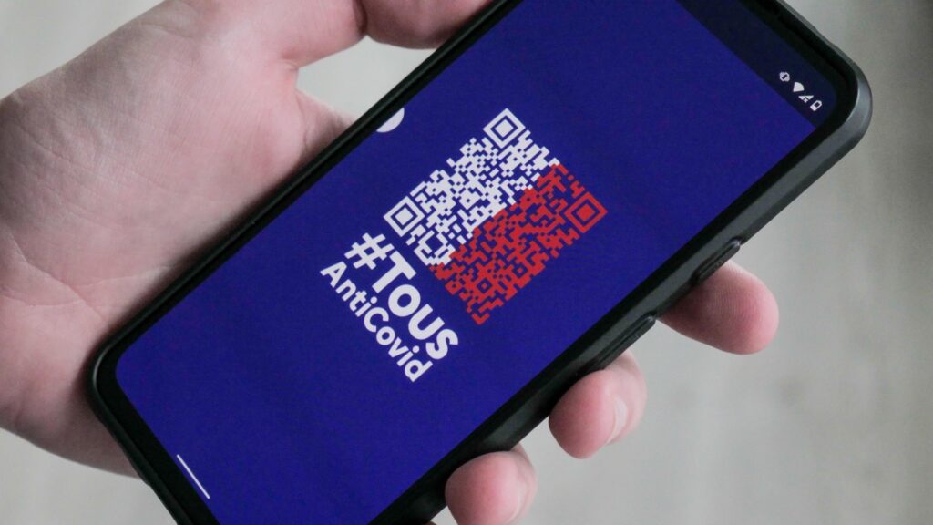 Le gouvernement veut inclure des QR-codes à TousAntiCovid. // Source : Louise Audry pour Numerama