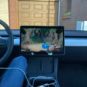 Cuphead dans une Tesla Model 3 // Source : Louise Aubry pour Numerama