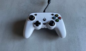 Manette Nacon Pro Compact // Source : Maxime Claudel pour Numerama