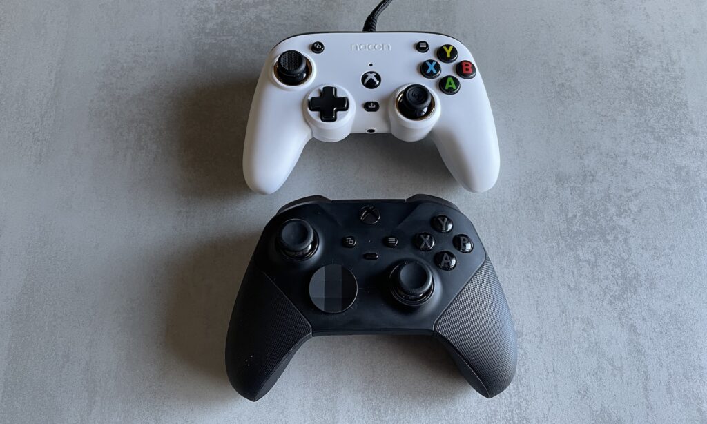 Manette Nacon Pro Compact (au-dessus) versus manette Xbox Elite Series 2 (en-dessous) // Source : Maxime Claudel pour Numerama