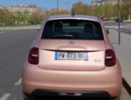 Fiat 500 électrique dans Paris // Source : Raphaelle Baut pour Numerama