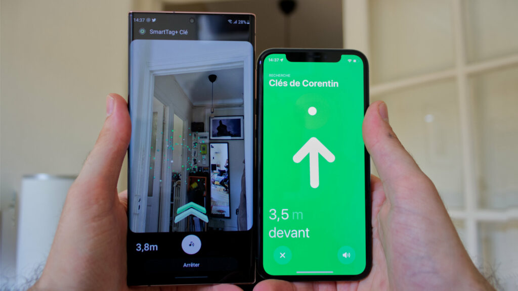 Les outils de localisation de Samsung (gauche) et Apple (droite) // Source : Photo Corentin Béchade pour Numerama