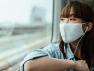 Une femme avec un masque dans un train // Source : Pexels