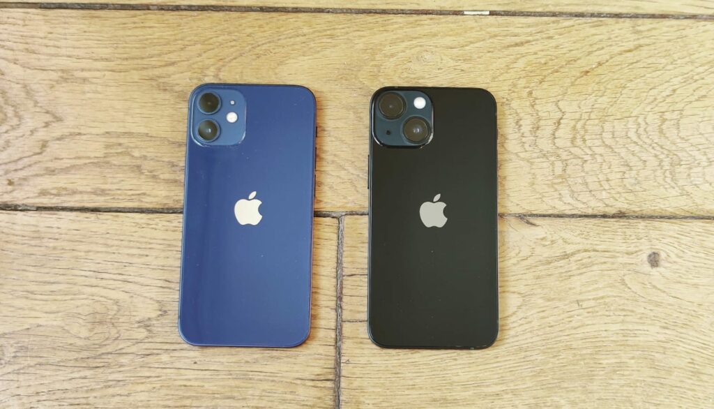 L'iPhone 13 (gauche) et le 13 mini (droite) // Source : Numerama/MT