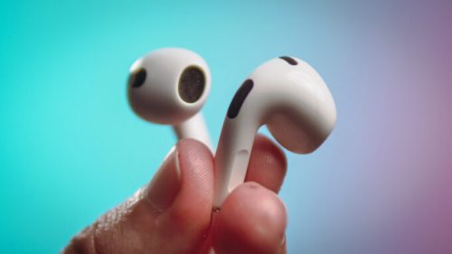 Le nouveau design de la tige reprend aussi les contrôles des AirPods Pro // Source : Louise Audry pour Numerama