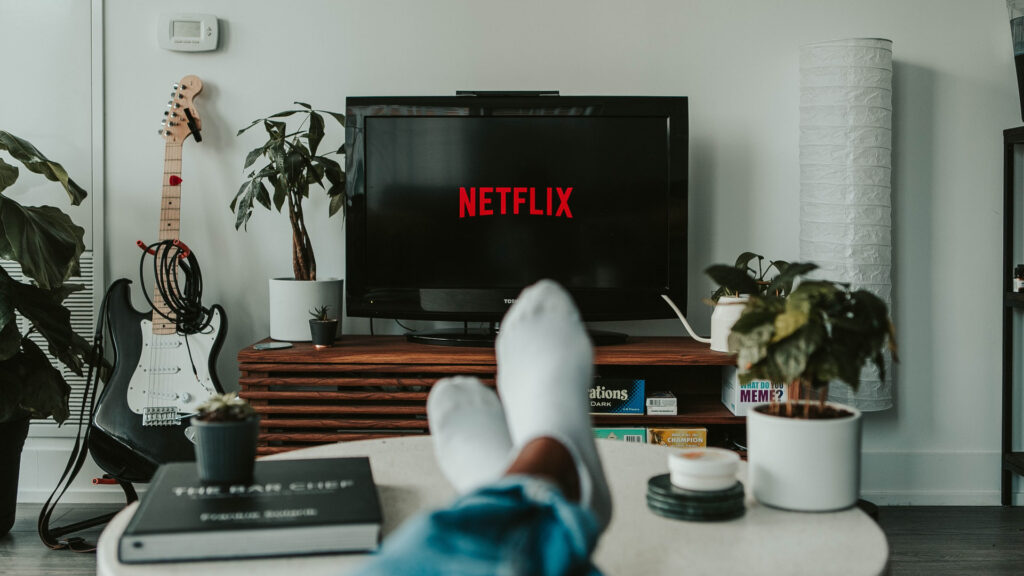 Netflix. // Source : Unplash/Mollie Sivaram (photo recadrée)