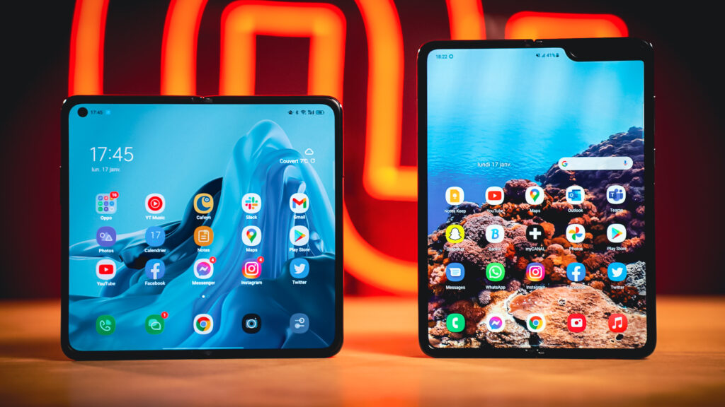 Le Oppo Find N (2022), à gauche. Le Galaxy Fold (2019), à droite. // Source : Louise Audry pour Numerama