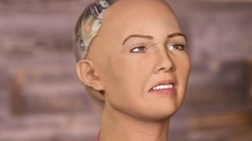 Robot humanoïde Sophia // Source : Sophia en interview avec CNBC