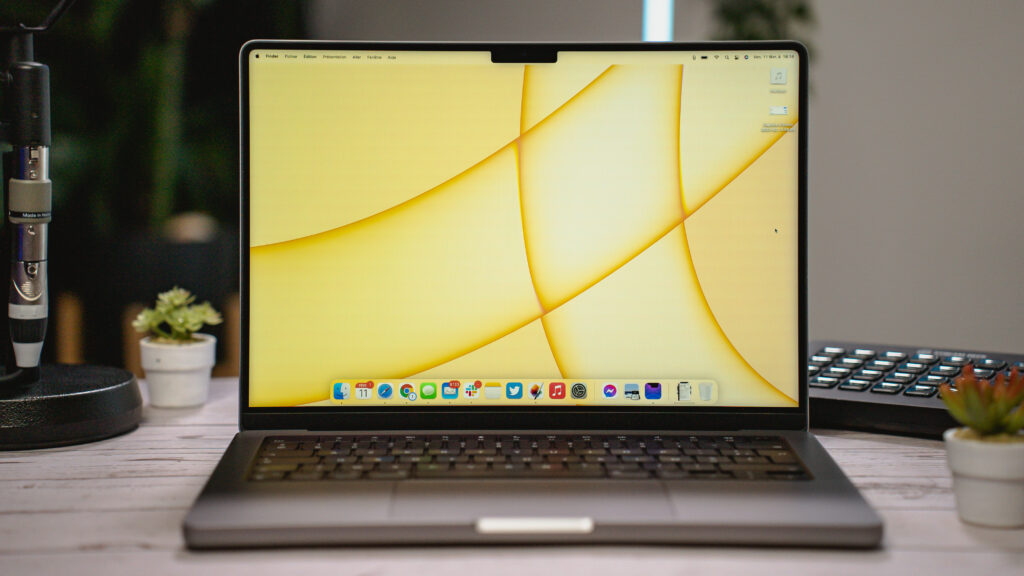 Le MacBook Pro 14. // Source : Louise Audry pour Numerama