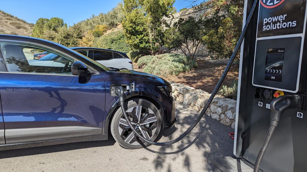 Renault Megane E-Tech Optimum charge en recharge // Source : Raphaelle Baut pour Numerama