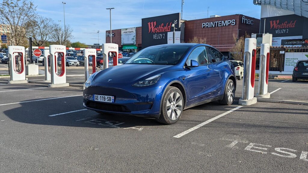 Recharge Model Y sur superchargeur Tesla // Source : Raphaelle Baut pour Numerama