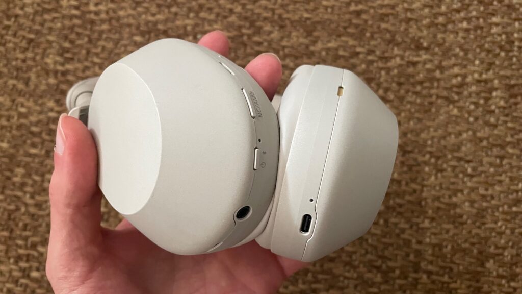 Les boutons du casque Sony WH-1000XM5 // Source : Maxime Claudel pour Numerama