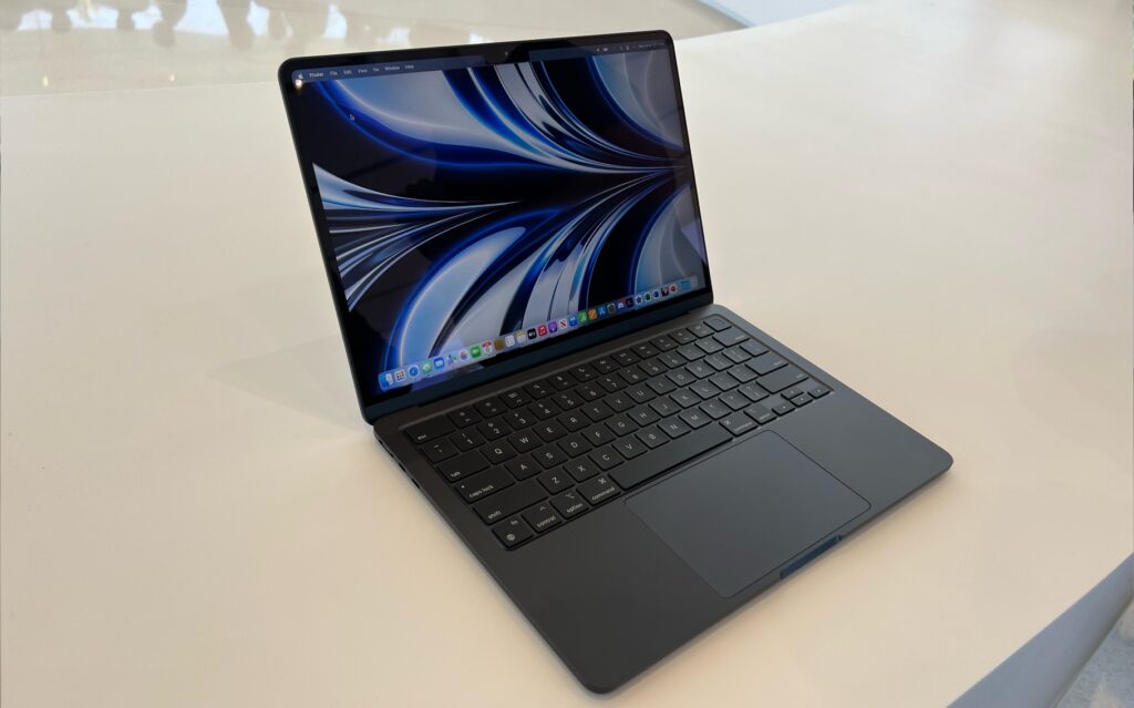 Le MacBook Air M2 en version « Minuit » nous rappelle les MacBook Pro noirs de 2006. // Source : Numerama