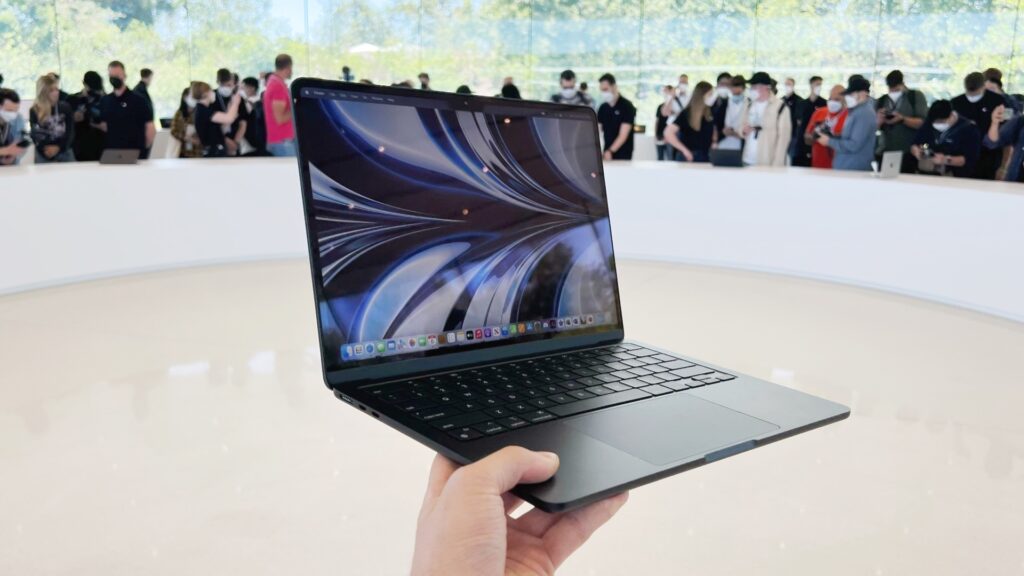 Le MacBook Air M2 était à disposition des journalistes après le keynote. // Source : Numerama