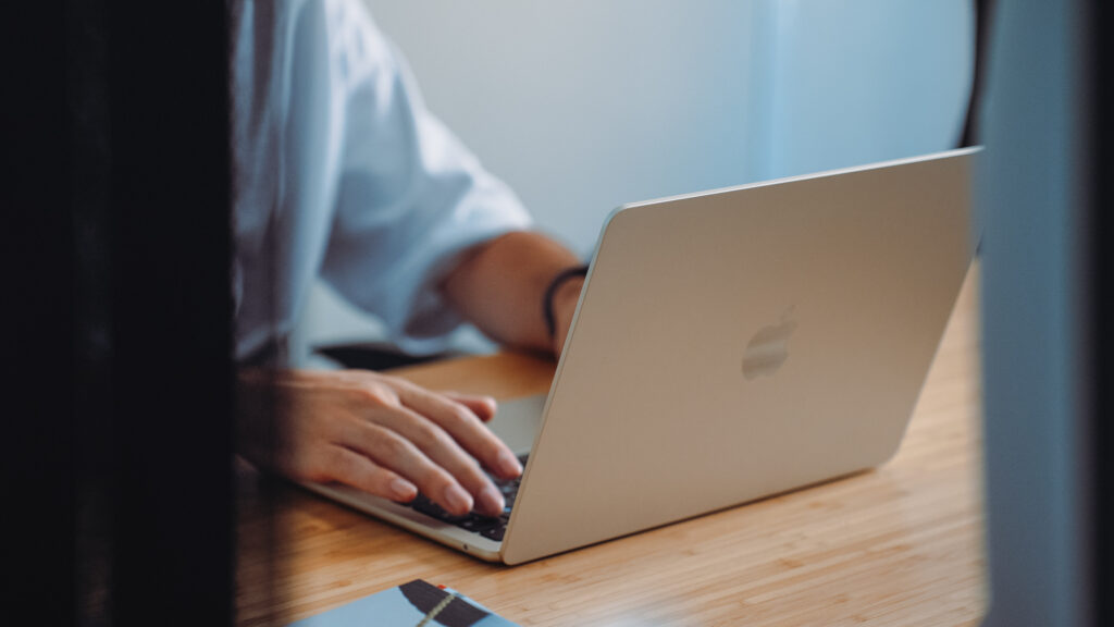 La couleur « Starlight » du MacBook Air M2. // Source : Louise Audry pour Numerama